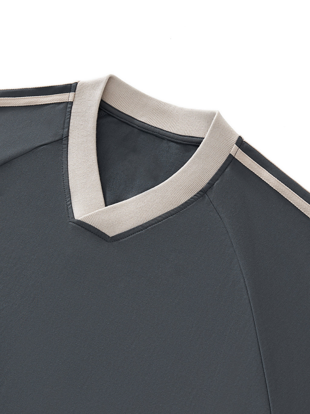 8:18 / NO EQUIVALENT | Contrast V-Neck Jersey